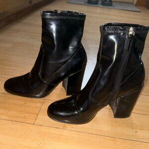 Steve Madden "Gaze" Womens Patent Leather Ankle Stacked 4" Heel Boots- Size 9